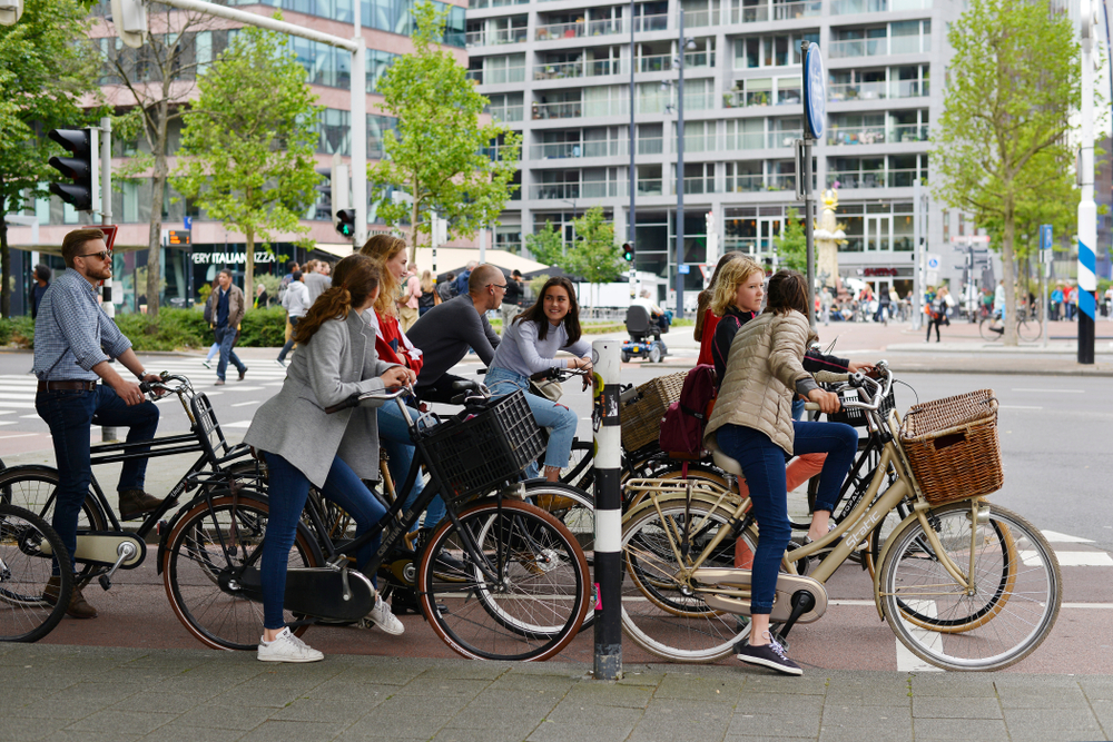 fietsers wachten voor het stoplicht