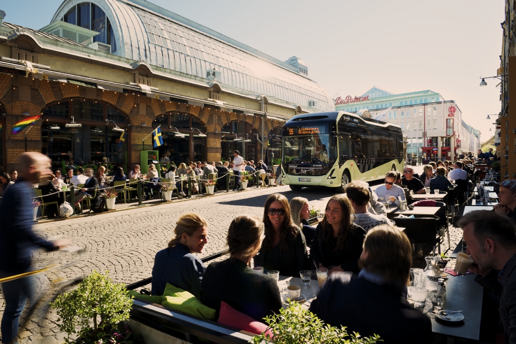 De ontwikkelde stad is een waar ook de rijken reizen met openbaar vervoer 