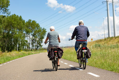 Oude mensen op de fiets
