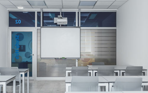 Waarom groene schoolpleinen en geen groene lokalen?