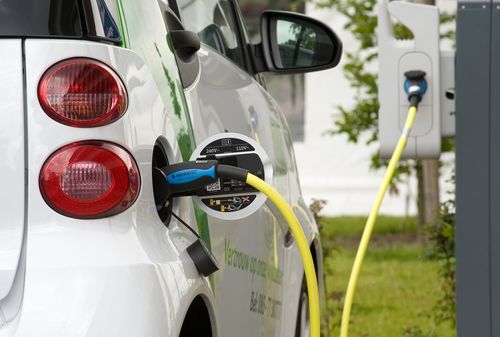Rotterdam heeft eerste laadplein elektrische voertuigen
