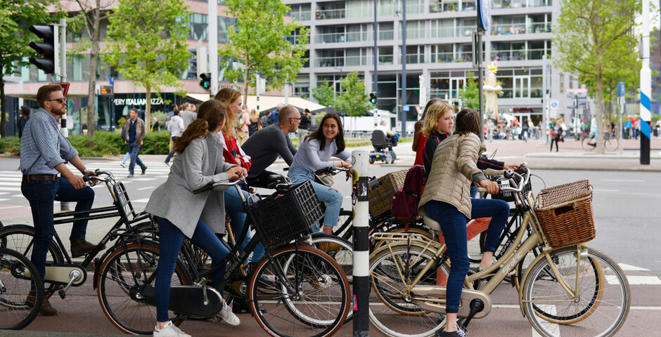 fietsers wachten voor het stoplicht
