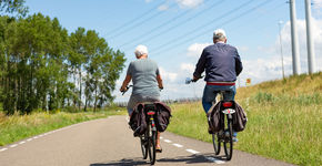 Oude mensen op de fiets