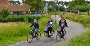 Kinderen fietsen naar school