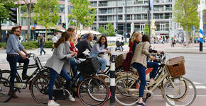 fietsers wachten voor het stoplicht