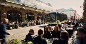 De ontwikkelde stad is een waar ook de rijken reizen met openbaar vervoer 